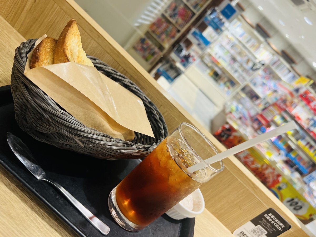 NAO_Su_Today_'s tweet photo. 駅の中の本屋さん
朝7時の開店を
待っています https://t.co/fG6mI4R8Hz