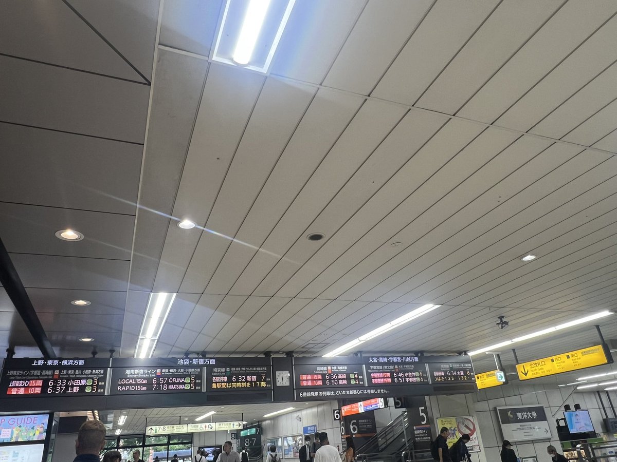 NAO_Su_Today_'s tweet photo. 駅の中の本屋さん
朝7時の開店を
待っています https://t.co/fG6mI4R8Hz