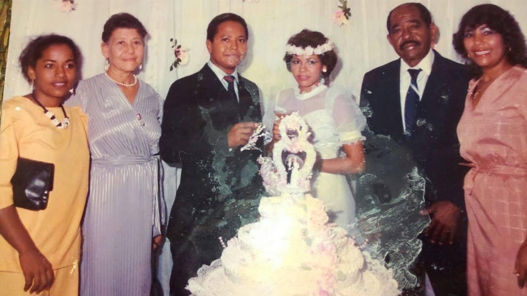 DelisHerasme's tweet photo. GRACIAS DIOS AMENN
#HACE 40 AÑOS 29/5/1985/25 #CRIS ENTREGÓ SU VIDA, ME SALVÓ @DeliaMHerasme @Silvio_Herasme @regilhd007 @VictorHerasme @GrecoHerasme @jhlherasme @HerasmediJovial @Llawengaft izq. a dcha. @zaritaherasme hermana, TIA #EMELINDA epd #REGILITO epd papá #NIDIA hermana. https://t.co/F0iy9LrD9a