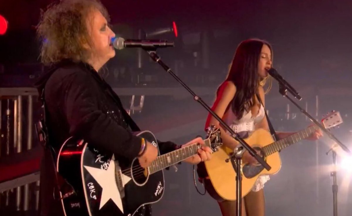TheDesKelly's tweet image. Robert Smith joining Olivia Rodrigo on stage is the moment of @Glastonbury. Nobody saw that coming! #TheCure @oliviarodrigo
#BrilliantlyBonkers