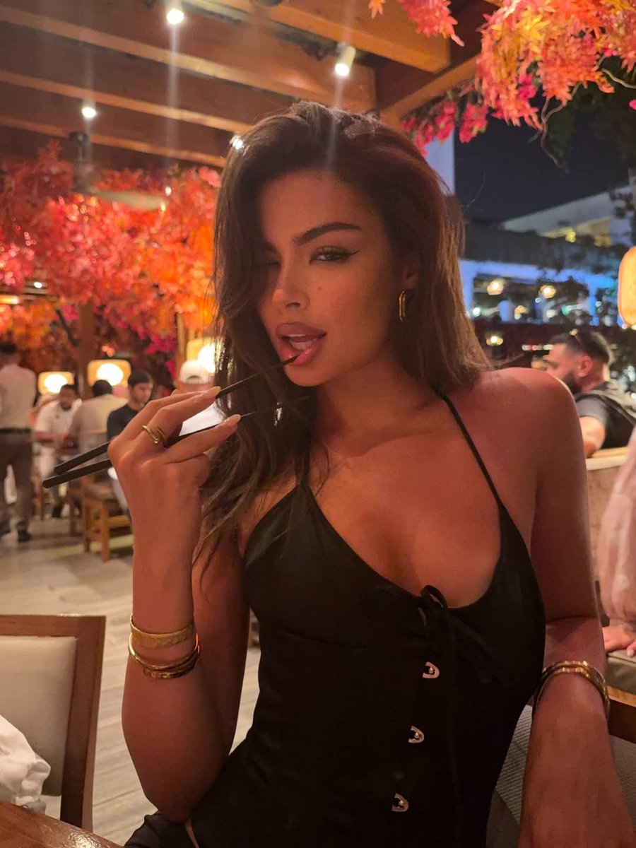pulchrafraise's tweet photo. ⠀

 ⠀ ⠀⠀ ⠀⠀ ⠀ ⠀  𝓱𝒂𝒑𝒑𝒚  𝐡𝐨𝐮𝐫.  🍸  
⠀ ⠀ ⠀ ⠀ https://t.co/bkO52XKrdh