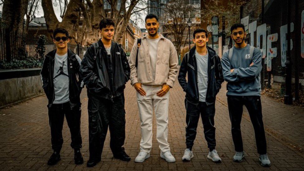 الخذلان؟ ليس في قاموسهم
التقاعس؟ لايعرفون له طريق
الاخلاص؟ مبدأ نشأوا عليه
التفاني؟ قاعدة في حياتهم

فالكونز ابناء المملكه لا يخسرون 🇸🇦🦅💚

منافسة فالكونز مرهقة! منافسة فالكونز مرهقة!