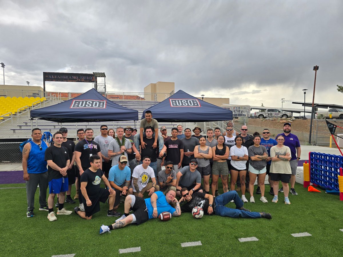 WNMUathletics's tweet photo. Proud to help the @The_USO as they gave our @NMNationalGuard heroes a chance to recharge while battling the Trout Fire near Silver City.
Grateful to support those who serve. ππ₯
#TroutFire #NMNationalGuard #USO #MustangsGiveBack #SilverCityNM https://t.co/Wu0XEicoh1