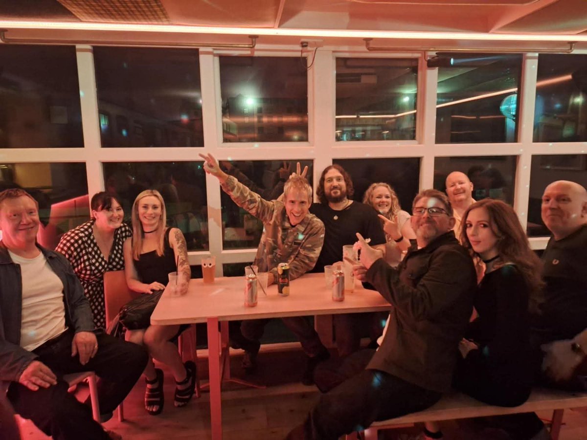 This was the perfect ending to one of the best tours I've ever done. With my Holy Coves Family! Team work makes the dream work! Surround yourself with the best people and always keep moving forward! The past has already been and gone! Let go and feel again ❤️