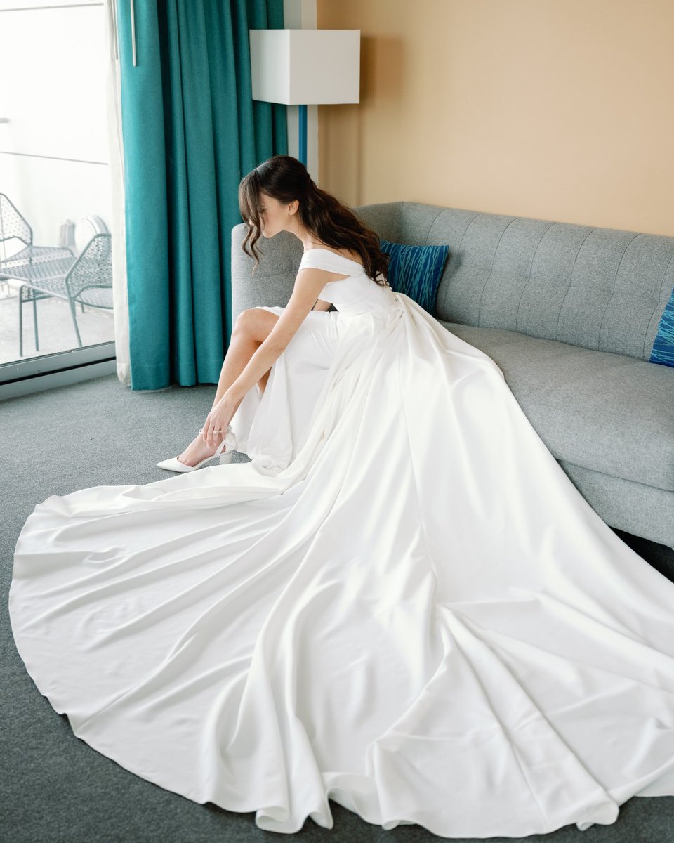 Congratulations to our gorgeous #castlecouturebride!🤩 We love these wedding photos so much!✨ #castlecouture #njbride