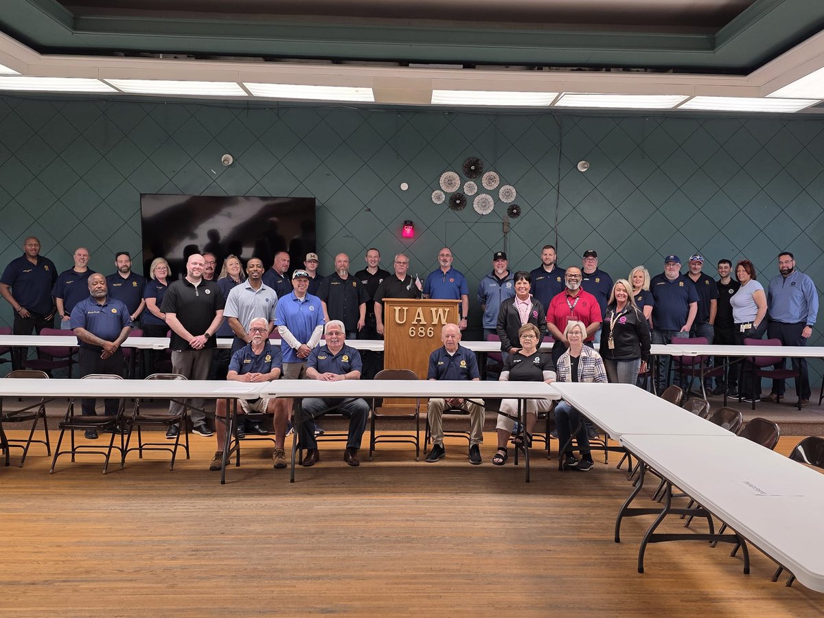 UAWregion9's tweet image. 📍 Lockport, NY | 6/12/25, Int'l UAW President Shawn Fain and VP Mike Booth joined GMCH Lockport, met directly with members, and toured the facility to witness firsthand the skill, dedication, and pride that drives our union forward.
More photos here 👇
join.photocircleapp.com/RTJA884DB2
