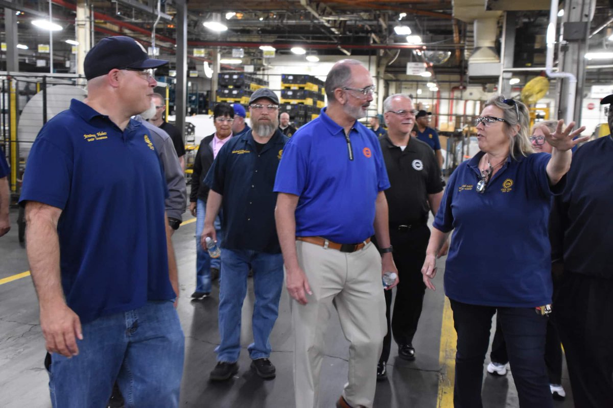 UAWregion9's tweet image. 📍 Lockport, NY | 6/12/25, Int'l UAW President Shawn Fain and VP Mike Booth joined GMCH Lockport, met directly with members, and toured the facility to witness firsthand the skill, dedication, and pride that drives our union forward.
More photos here 👇
join.photocircleapp.com/RTJA884DB2