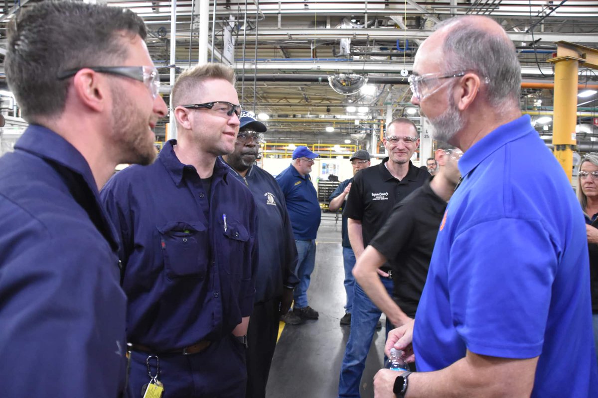 UAWregion9's tweet image. 📍 Lockport, NY | 6/12/25, Int'l UAW President Shawn Fain and VP Mike Booth joined GMCH Lockport, met directly with members, and toured the facility to witness firsthand the skill, dedication, and pride that drives our union forward.
More photos here 👇
join.photocircleapp.com/RTJA884DB2