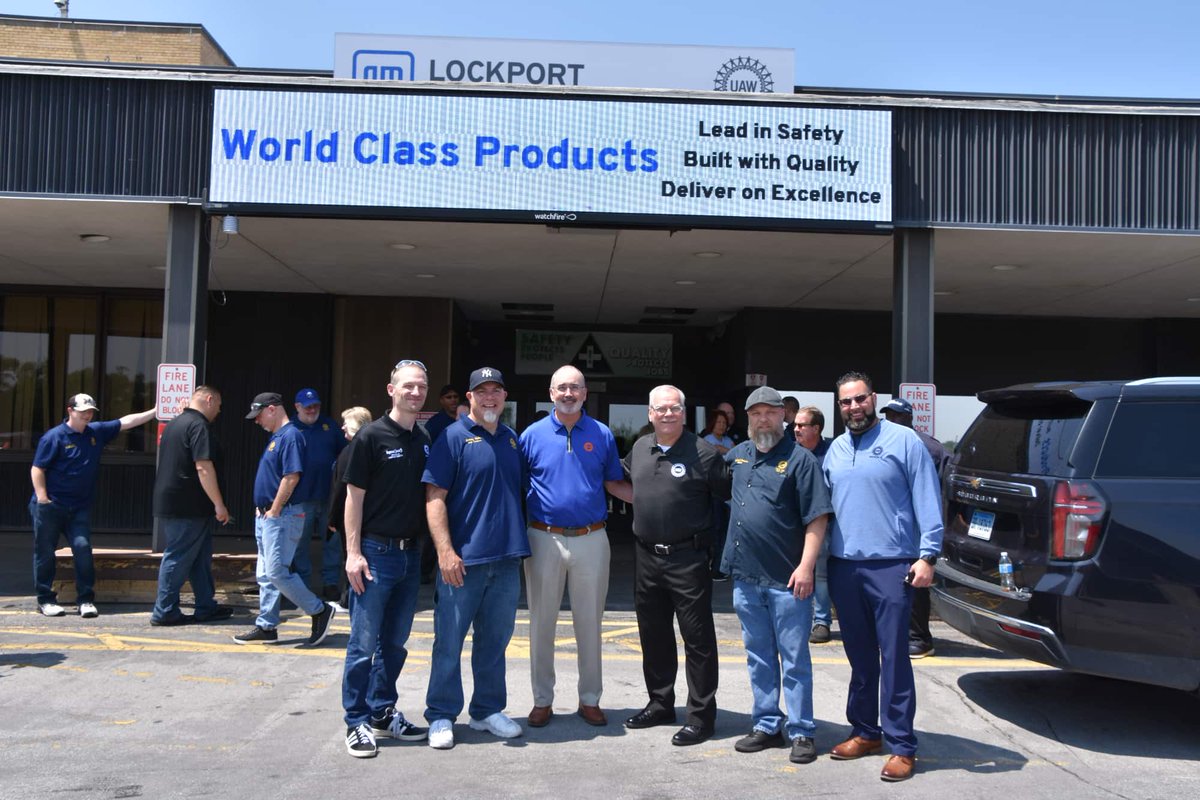 UAWregion9's tweet image. 📍 Lockport, NY | 6/12/25, Int'l UAW President Shawn Fain and VP Mike Booth joined GMCH Lockport, met directly with members, and toured the facility to witness firsthand the skill, dedication, and pride that drives our union forward.
More photos here 👇
join.photocircleapp.com/RTJA884DB2