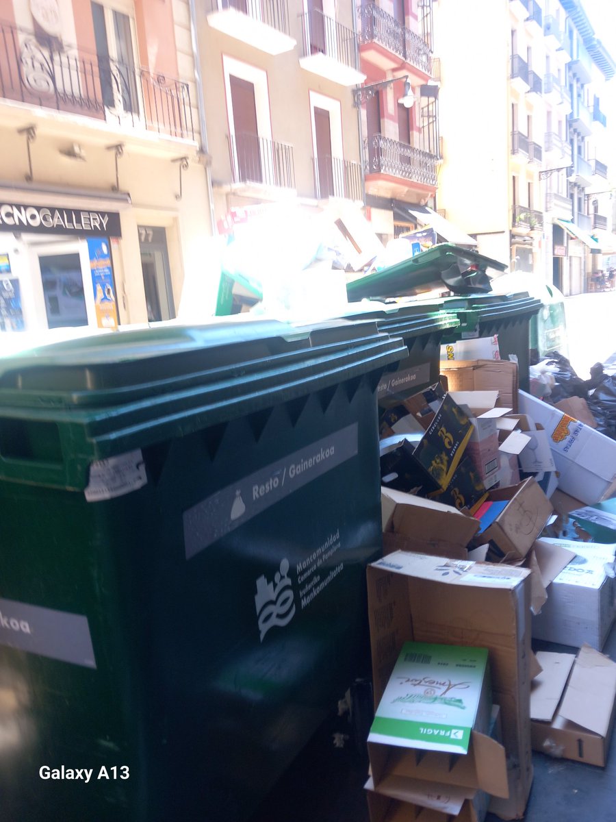 auskalo2's tweet image. Así hasta el día 15,o 17? Ya se que luego habrá pasado el camino de recogida cartón...pero, que castigo  para el Casco Viejo