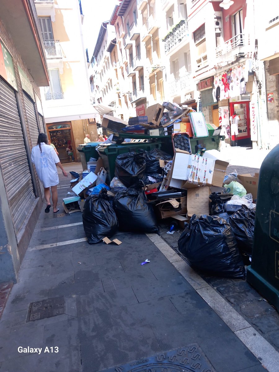 auskalo2's tweet image. Así hasta el día 15,o 17? Ya se que luego habrá pasado el camino de recogida cartón...pero, que castigo  para el Casco Viejo