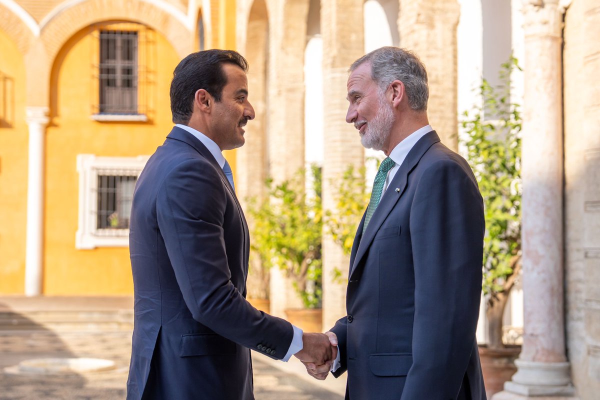 TamimBinHamad's tweet image. التقيت الملك فيليبي السادس، وعدداً من رؤساء الدول والحكومات، في العشاء الرسمي للمؤتمر الدولي الرابع لتمويل التنمية بإشبيلية، حيث تبادلنا الآراء بشأن إطار عمل التمويل العالمي للتنمية المستدامة بما يحقق أهدافها في بناء مستقبل أكثر استدامةً وأمناً وازدهاراً لشعوب العالم أجمع.