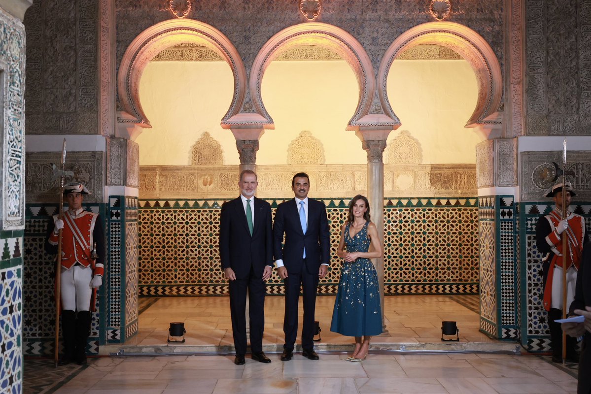 TamimBinHamad's tweet image. التقيت الملك فيليبي السادس، وعدداً من رؤساء الدول والحكومات، في العشاء الرسمي للمؤتمر الدولي الرابع لتمويل التنمية بإشبيلية، حيث تبادلنا الآراء بشأن إطار عمل التمويل العالمي للتنمية المستدامة بما يحقق أهدافها في بناء مستقبل أكثر استدامةً وأمناً وازدهاراً لشعوب العالم أجمع.
