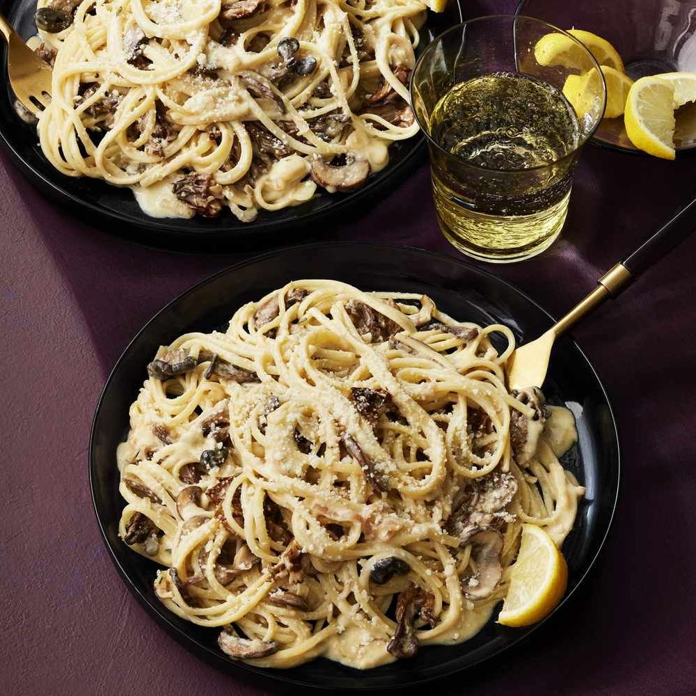 foodandwine's tweet photo. Miso, mushrooms, and garlic come together in this easy, creamy pasta 🍄🟫. Get the recipe: https://t.co/np6LWeQFr7 https://t.co/zP7Lajk1Rg