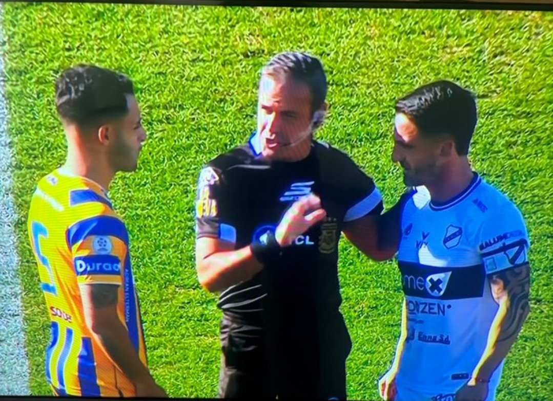 La <a href="/DAIAArgentina/">DAIA</a> aparte de indignarse debería denunciar.
La <a href="/afa/">AFA</a> debería sancionar a <a href="/caallboys/">Club Atlético All Boys</a> y directamente desafiliarlos porque no es la primera vez.
Pero todo pasará con una reunión y un comunicado de desagravio. 
Que sufran, seguirán siendo derrotados en todos los frentes