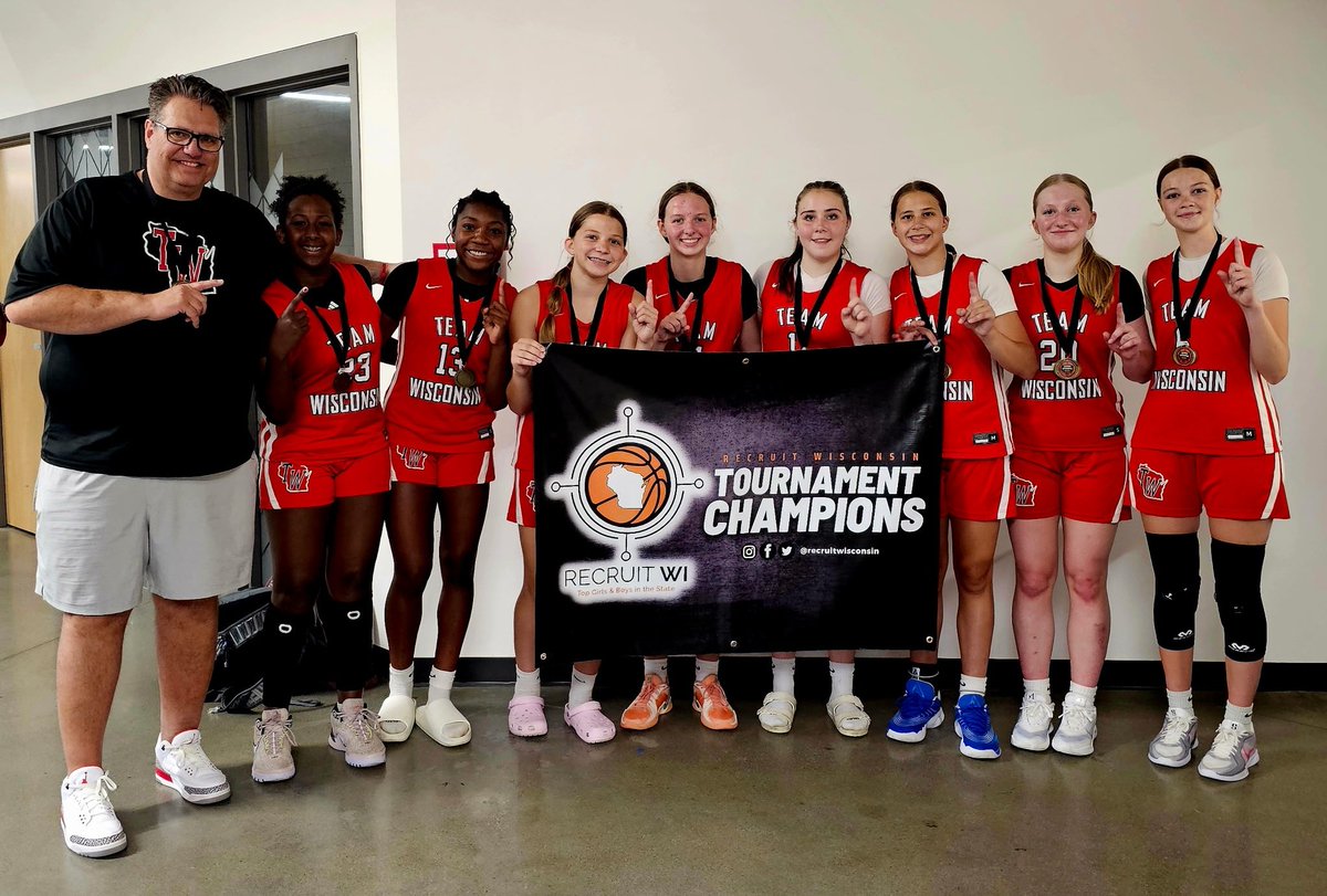 CoachMarkNoll's tweet photo. Proud of this Team for going 4-0 this weekend at the Recruit Wisconsin Tournament and winning the championship.
Love that they allow me to challenge and coach them!!
Played Tough as nails all wkd!
#TeamWI
@teamwinoll
@vcteamwi https://t.co/AD4PB1HwOX