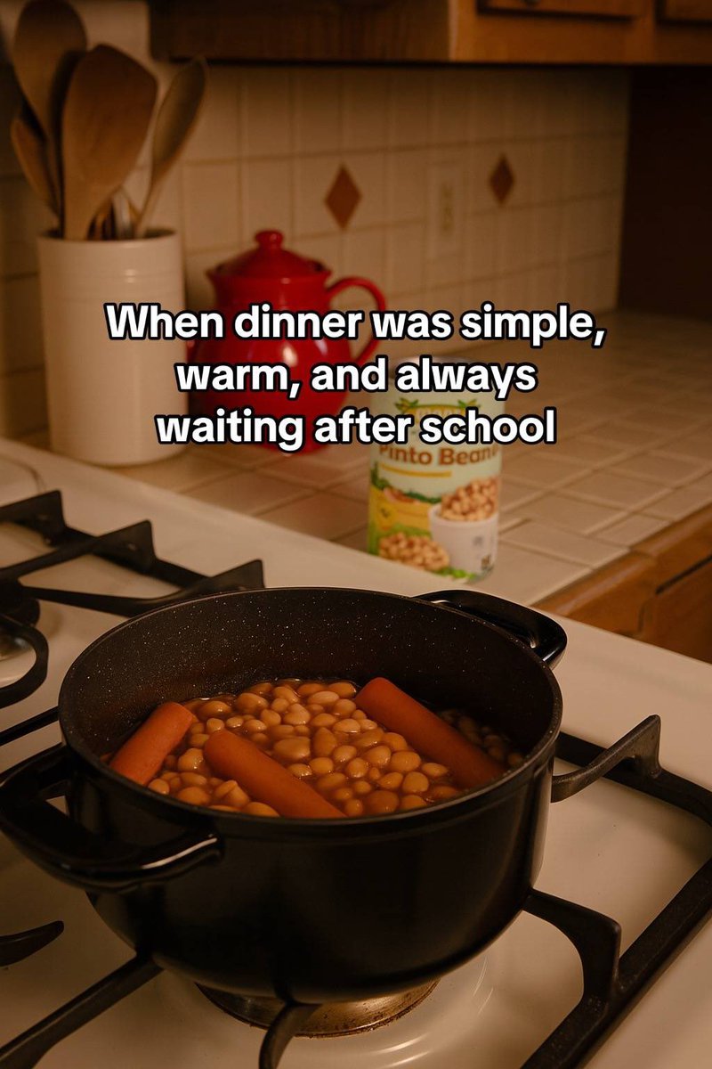 goodefoodsfam's tweet image. This was the after-school classic. Hot dogs & beans on the stove, the whole house smelling like comfort. No frills—just Goode memories. 🌭🥣
Here’s how to make it:
– Slice 4 beef hot dogs into thirds
– Add to a pot with 1 can of Goode Foods Pinto Beans (undrained)
– Stir in 2…