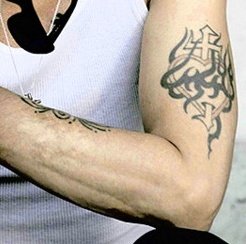 ALittle_Freak's tweet photo. When challenged about this tattoo by a reporter, among other things, He said: "If you're scared, do it scared but just move forward. It's become a bit of a theme in my life, and I'm certainly reaping the rewards right now." #DaveGahan during a interview, #PaperMonsters tour. β€οΈβπ₯ https://t.co/JueS98IxD3
