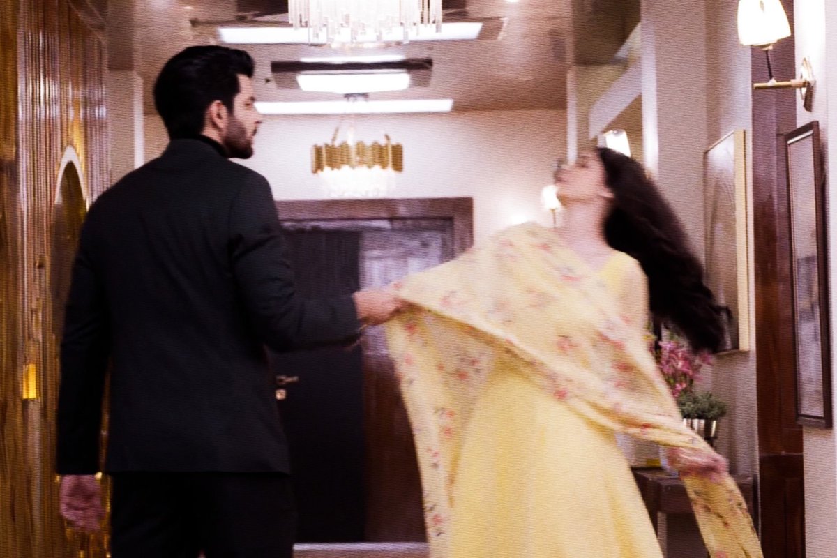 pranaliglows's tweet photo. when he pulls in close>>>
#KumkumBhagya #pranalirathod #NamikPaul #prashiv https://t.co/uIJl3wJaYU