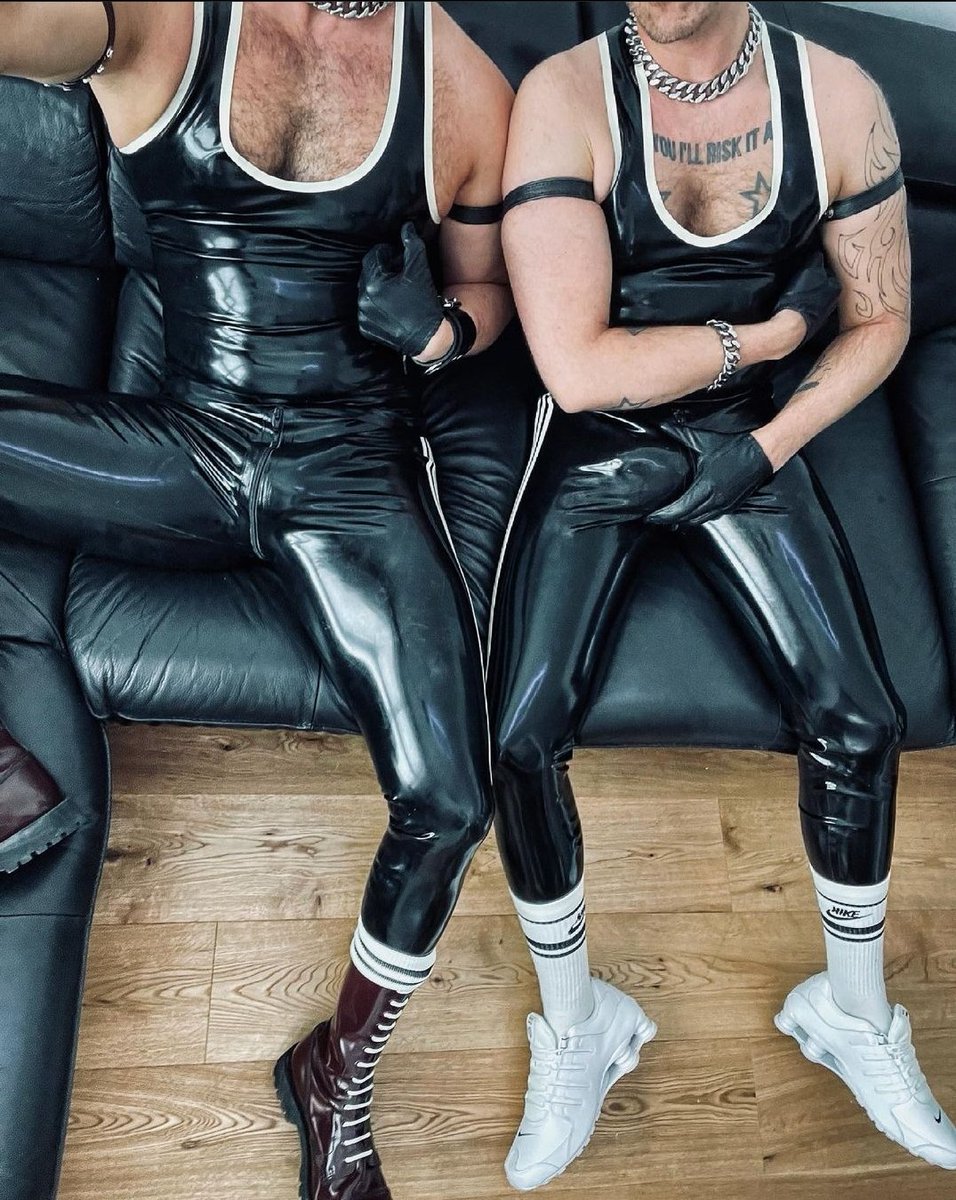 FrenchRubberGay's tweet photo. Rubber outfit https://t.co/qcFPa9LpVV