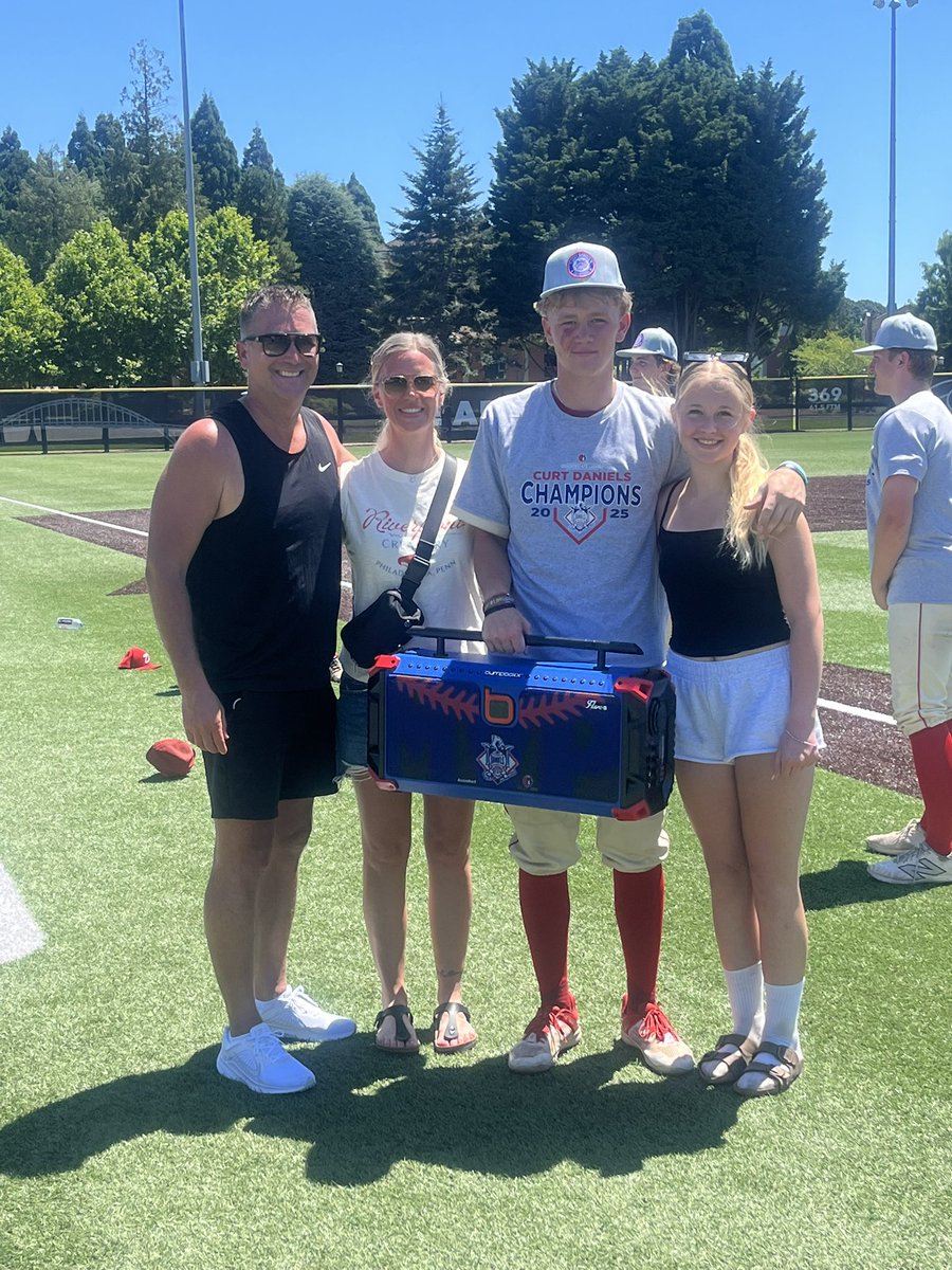 sthierman71's tweet photo. Okotoks Dawgs tourney champs Curt Daniels Invitational Portland Oregon. 

Taye tourney MVP. https://t.co/qrUX5ZWhqe
