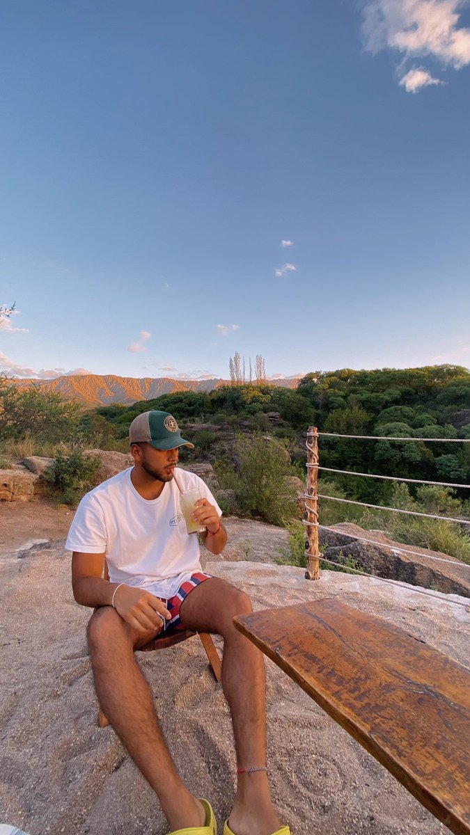 jfranvera's tweet photo. La vida es muy difícil y yo quiero volver a estar así ⛰️🍹 https://t.co/cF1X0QImV0
