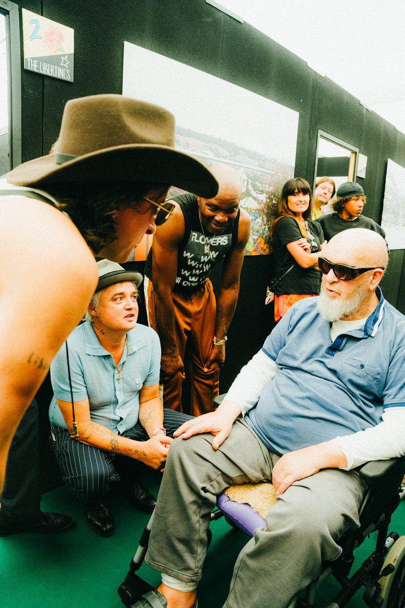 Legendary Glastonbury Festival founder, and all-around hero, Michael Eavis, chilling with the <a href="/libertines/">Libertines</a> backstage — Such a cool capture this… 📸😎