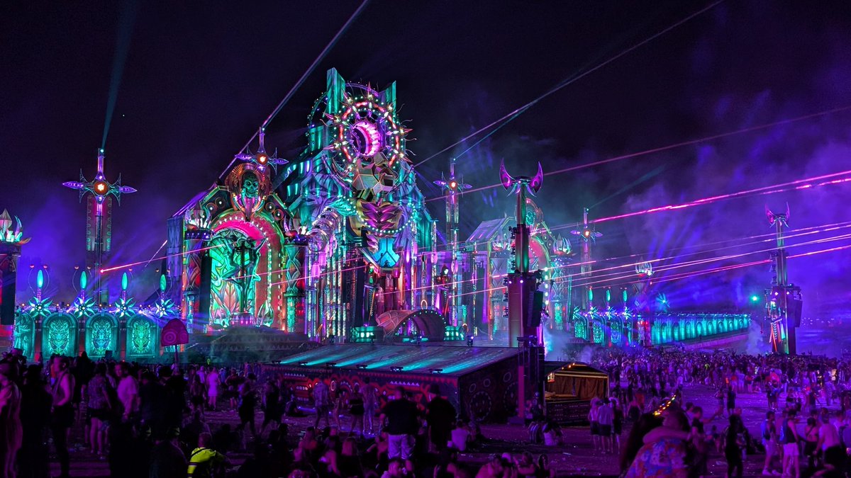Defqon ist over. the design of the stage this year was amazing.