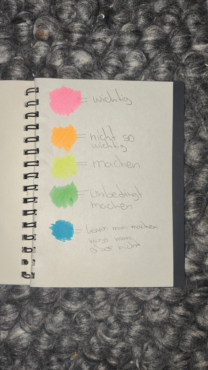 VTerek31's tweet image. Die Farbcodierung von meinen 7 Jahre alten ToDo-Listen, ich glaub die ist nicht zum verstehen erstellt worden 😂😂