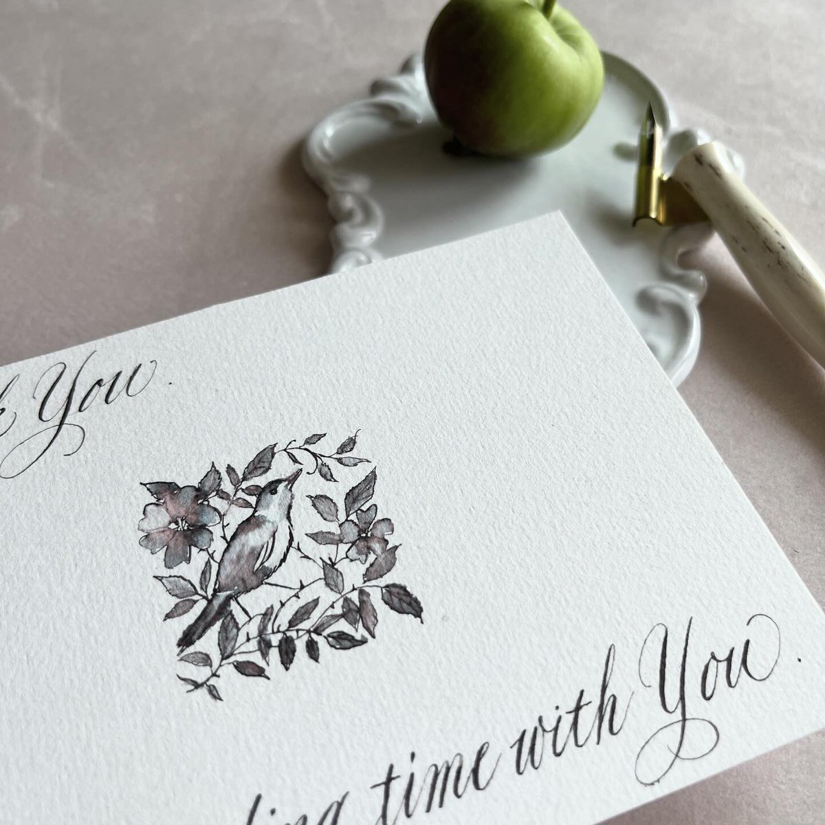 Chie (@chiecalligraphy) on Twitter photo "Highland Smoke"ハイランドスモーク
<a href="/FWPStationery/">Ferris Wheel Press</a>
<a href="/FWPStationeryJP/">【日本公式】フェリスホイールプレス</a>
ブラックよりも温かみを感じる絶妙Shaded warm grey.
イラストは少し加水しただけですがなんとも言えないピンクのような色がほわっと現れました。🐦⬛
#ferriswheelpress
#フェリスホイールプレス
#カリグラフィー "Highland Smoke"ハイランドスモーク
<a href="/FWPStationery/">Ferris Wheel Press</a>
<a href="/FWPStationeryJP/">【日本公式】フェリスホイールプレス</a>
ブラックよりも温かみを感じる絶妙Shaded warm grey.
イラストは少し加水しただけですがなんとも言えないピンクのような色がほわっと現れました。🐦⬛
#ferriswheelpress
#フェリスホイールプレス
#カリグラフィー