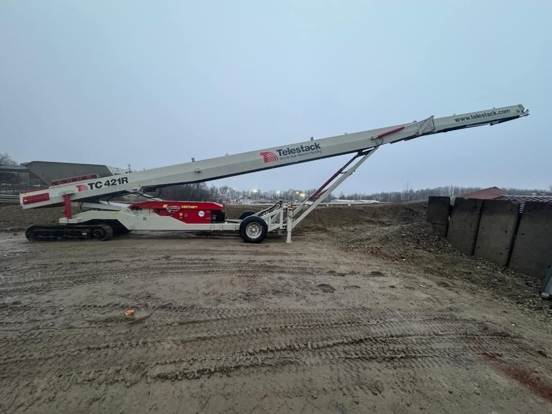 Kenkikan's tweet image. テレスタックコンベヤTC421R❗
日本では、なかなかお目に掛かれない旋回タイプモデル☝️
日本じゃ、そんなに大量にストックパイルする場所も必要性も無いですからね〜😵‍💫

#TrackStack 
#MobileConveyor 
#企業公式つぶやき部 
#企業公式夏のフォロー祭り