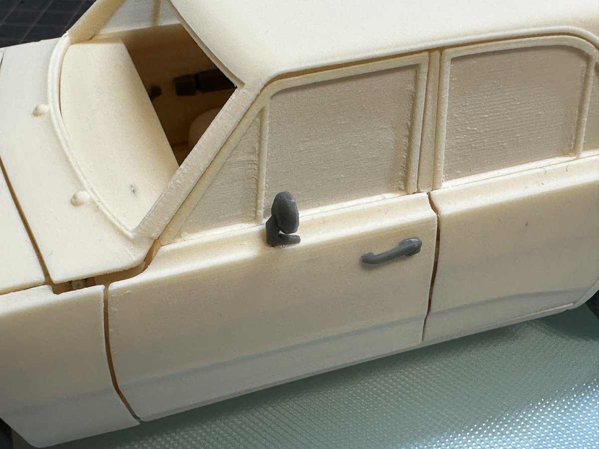 conifer_cone's tweet image. Plymouth Valiant 1971 窓ガラスのテスト
初めは補強ごとプリントした窓枠の枠だけ残してくり抜く予定だったのだけれど、失敗続きのため枠部分だけ光造形に変更、接着なしで透明プラ板を差し込み固定できるようにしました。
やっと窓枠が満足いく構造になった。
#blender #qholia #mars4