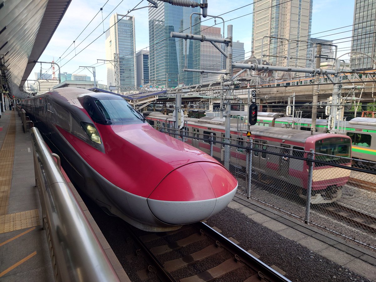 朝から赤い電車の並びが見られて幸先が良い。