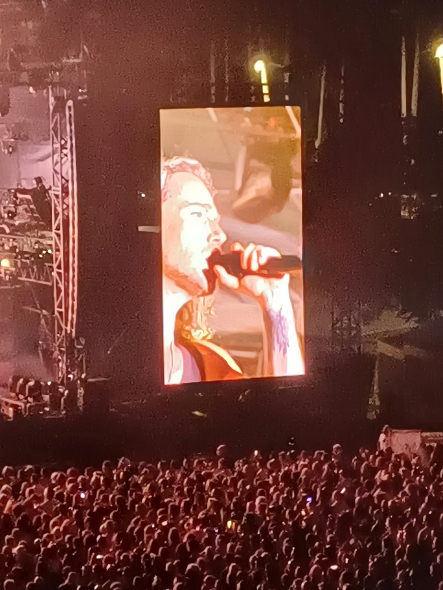 colinared's tweet image. Toujours un plaisir fou à retrouver @jdoreofficiel . C'était sublime et intense 🔥 Quelle belle énergie,  quelle beauté tant du mec que sur écrans géants.  Je me suis régalée.  Mercii cher Julien, ce soir-là le petit Prince Doré a dessiné un beau pestacle 🌞 #printempsdePérouges