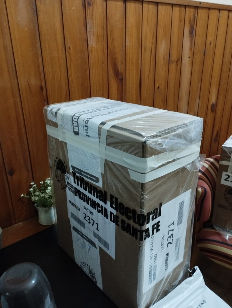 Cierre de mesas a la hora prevista. Rápido recuento de votos. A las 18.30hs ya se enviaron los primeros telegramas. Para esta hora está cargado el 99.45% de las mesas de Rosario. Se confirma la baja participación: solo el 48% del padrón se acercó a las urnas.