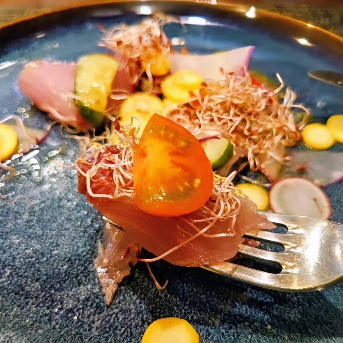 NoblePearl's tweet photo. 弊社社長と当店オーナーと私の休日ランチ #LaClef さん。
この日は #MenuA をオーダー。
アミューズ·前菜·ミニスープ·メイン料理·デザート·食後のお飲み物のコースです。
アミューズは「竹炭のchou」。
自家製パンは「黒胡麻のパン」。
前菜は「鮮魚のマリネ」をチョイス。 https://t.co/sYr0HA5FHN