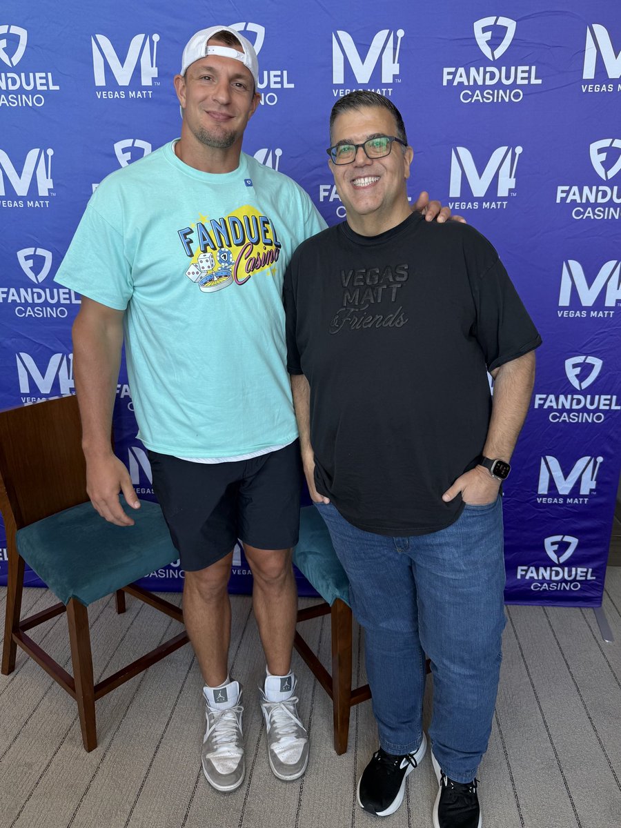 TheRealWBG's tweet image. It’s always a blast hanging out with Gronk, but let’s be real, he’s a bit of a giant! (I’m 6’2”) @RobGronkowski @FanDuelCasino