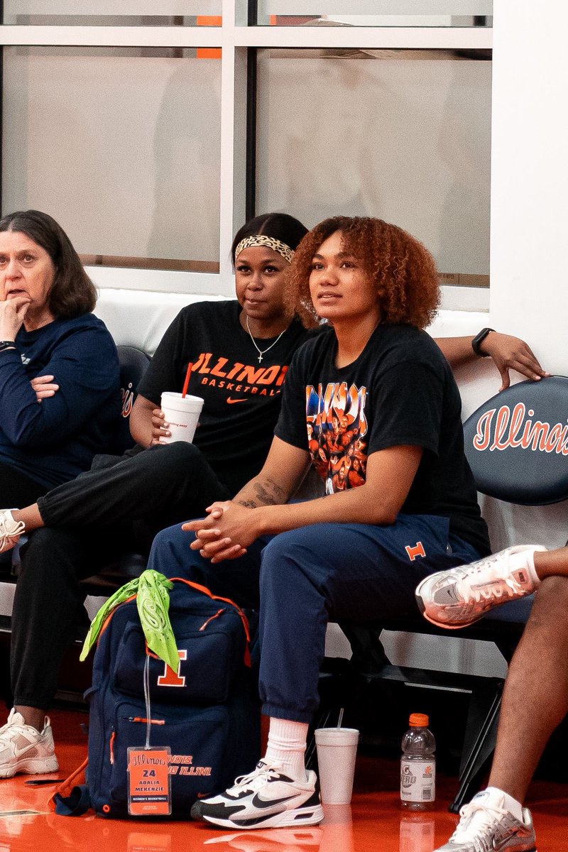 Calamity J. McEntire (@coachmcentire) on Twitter photo Look who popped into practice this week! Always good to have famILLy in the building!
<a href="/genesisbryant_/">Genesis Bryant</a> <a href="/AdaliaMckenzie/">Adalia McKenzie</a> 🤞🏼 Look who popped into practice this week! Always good to have famILLy in the building!
<a href="/genesisbryant_/">Genesis Bryant</a> <a href="/AdaliaMckenzie/">Adalia McKenzie</a> 🤞🏼