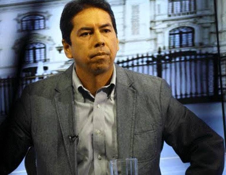 AlonsoRamosG's tweet photo. "La chapa de los servicios higiénicos, al parecer, habría sido manipulada". Policía apunta al asesinato en muerte de José Miguel Castro, ex brazo derecho de Susana Villaran, encontrado sin vida hoy en baño de su casa, en Miraflores, con un corte de 14 centímetros en el cuello. https://t.co/WDMJaaXnsA