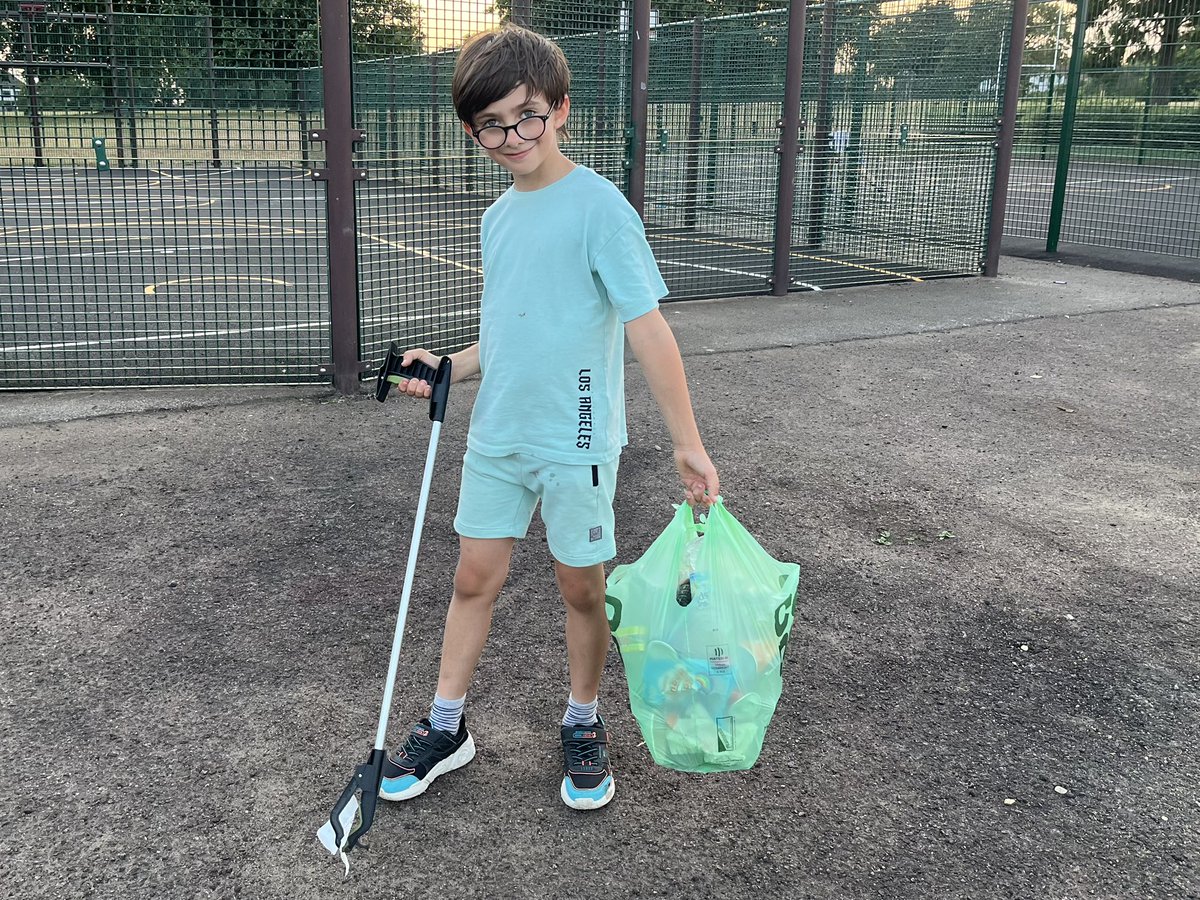 Stephen Thomas (@ozymandias27) on Twitter photo Busy weekend for people using the Upminster Playing Fields. Not everyone takes their rubbish home with them (sadly). The boys and I decided to do a litter pick when it started to cool down a bit 🥵 <a href="/hallmead/">Hall Mead School</a> and <a href="/EngaynePrimary/">Engayne Primary</a> Busy weekend for people using the Upminster Playing Fields. Not everyone takes their rubbish home with them (sadly). The boys and I decided to do a litter pick when it started to cool down a bit 🥵 <a href="/hallmead/">Hall Mead School</a> and <a href="/EngaynePrimary/">Engayne Primary</a>
