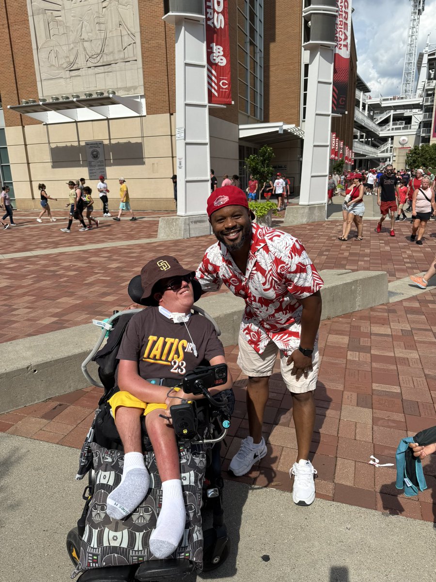gregarryus's tweet image. So great to run into @donovantm23 and his fam at the Reds game! #GoNoles  @Coach_Norvell @FSUFootball #GoIrish @Marcus_Freeman1 @NDFootball