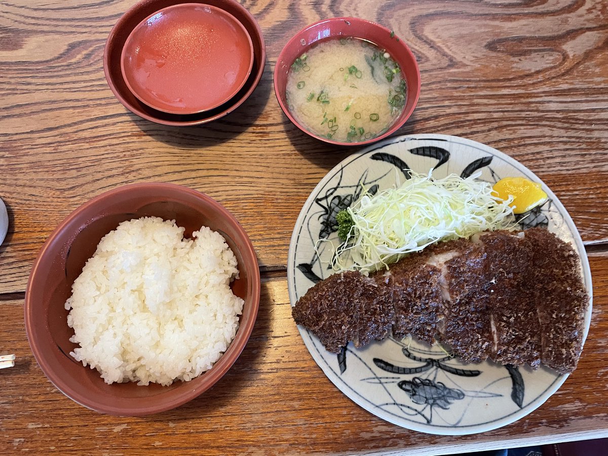 ryowasetsubi's tweet image. 先日、東海大学(静岡キャンパス)さんにご挨拶に行った際、ボリューミーなとんかつ屋があったので紹介させて頂きます！
お店の名前は「五郎十」さんです。このお店はとんかつや鳥料理が有名です！
私はロースかつ定食を注文しました😎
厚切りのカツがたくさんでしたが、頑張って完食しました(^^)v