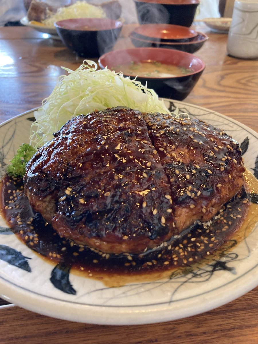 ryowasetsubi's tweet image. 先日、東海大学(静岡キャンパス)さんにご挨拶に行った際、ボリューミーなとんかつ屋があったので紹介させて頂きます！
お店の名前は「五郎十」さんです。このお店はとんかつや鳥料理が有名です！
私はロースかつ定食を注文しました😎
厚切りのカツがたくさんでしたが、頑張って完食しました(^^)v