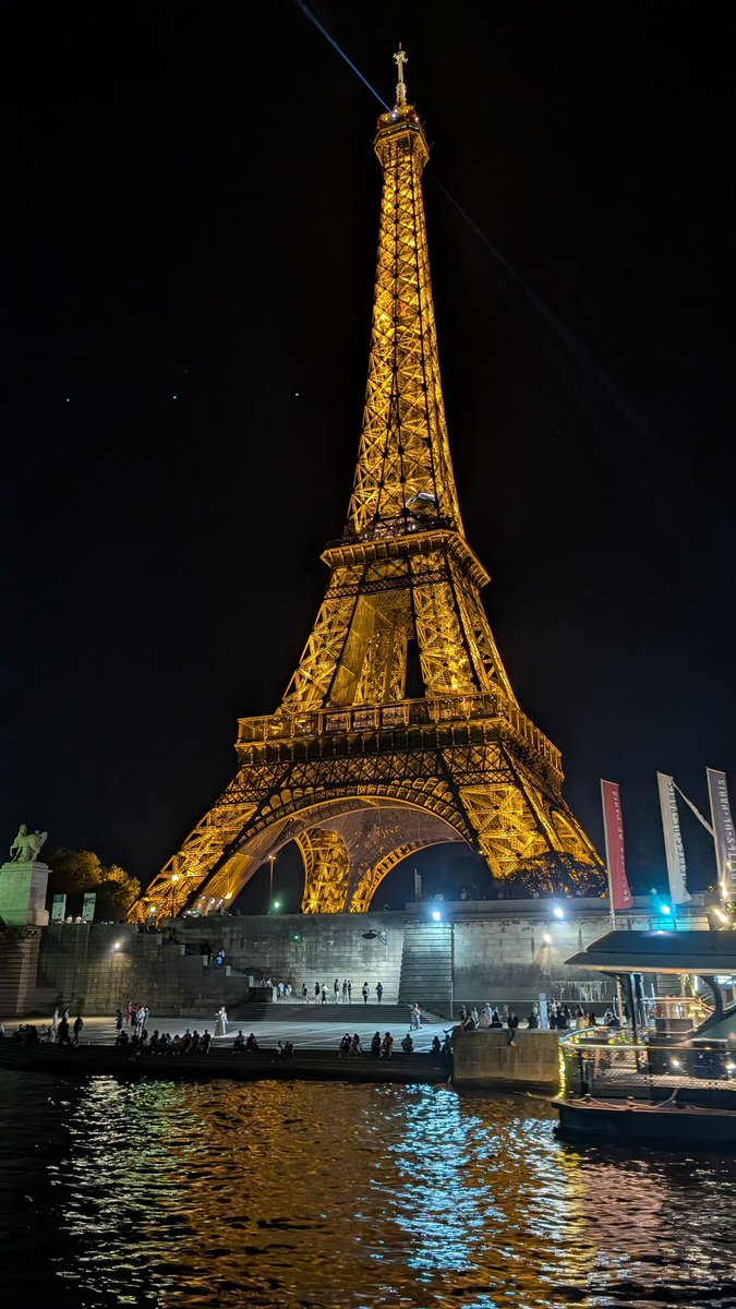 SebChouba's tweet image. Une soirée d’anniversaire inoubliable. J’ai accueilli ma famille et mes amis samedi soir pour une soirée extraordinaire sur la Seine. 🥰