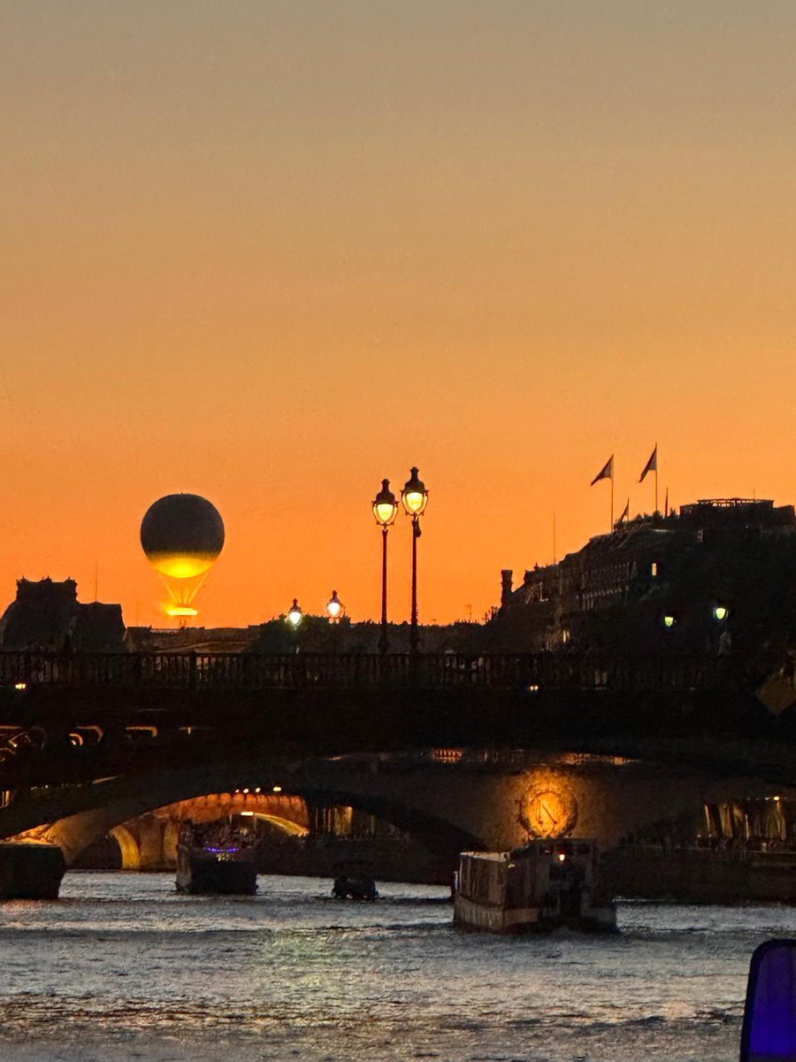 SebChouba's tweet image. Une soirée d’anniversaire inoubliable. J’ai accueilli ma famille et mes amis samedi soir pour une soirée extraordinaire sur la Seine. 🥰