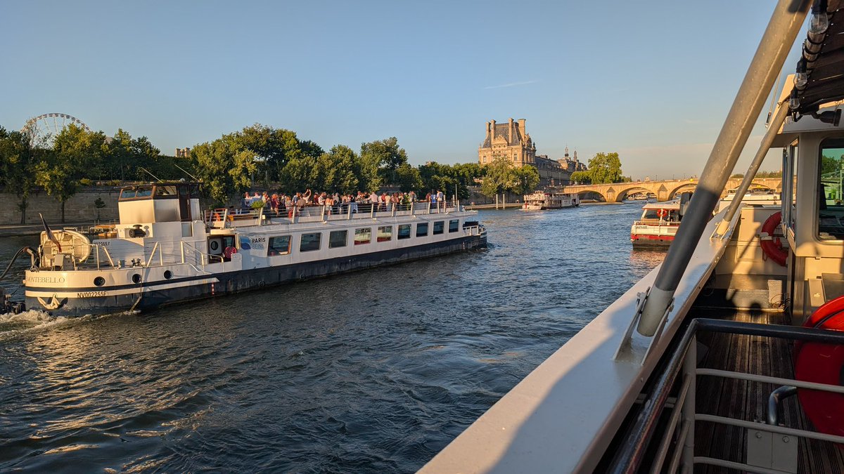 SebChouba's tweet image. Une soirée d’anniversaire inoubliable. J’ai accueilli ma famille et mes amis samedi soir pour une soirée extraordinaire sur la Seine. 🥰
