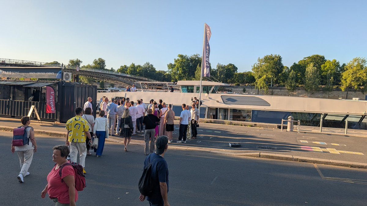SebChouba's tweet image. Une soirée d’anniversaire inoubliable. J’ai accueilli ma famille et mes amis samedi soir pour une soirée extraordinaire sur la Seine. 🥰