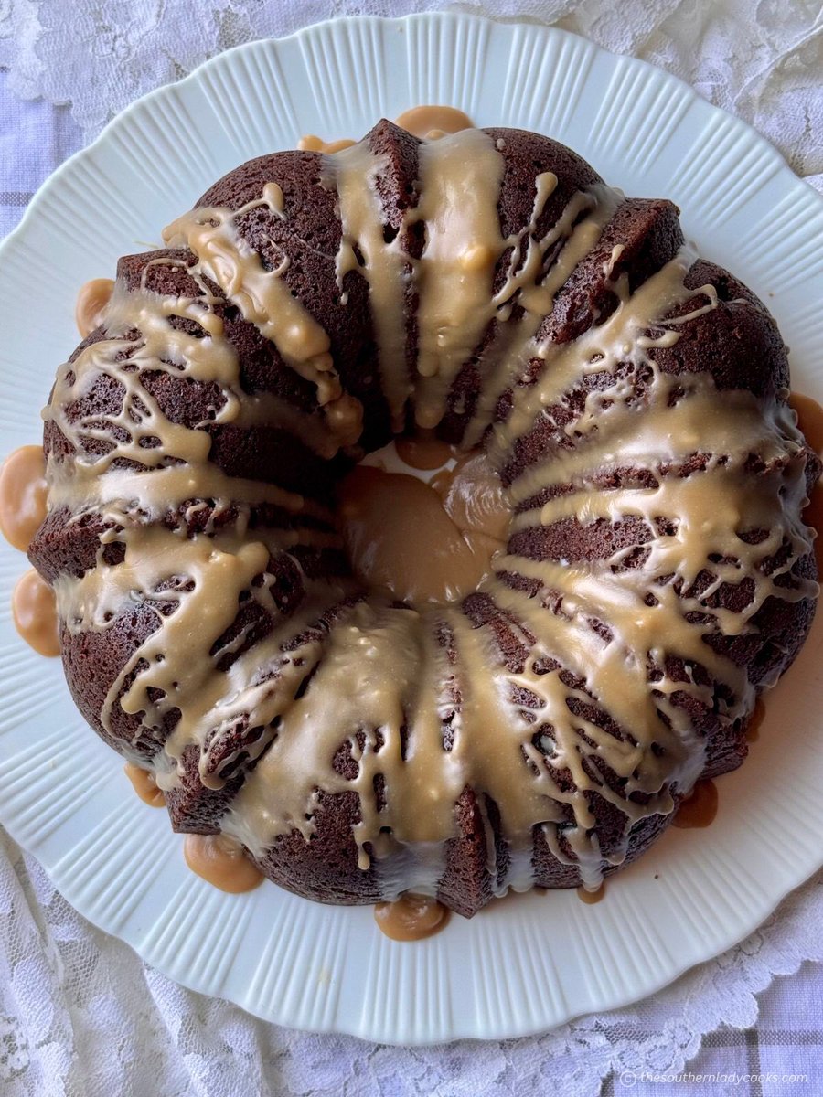 We love cakes with spice and this apple butter cake hits the spot! It has such a wonderful flavor and the raisins with the apple butter make it very moist. Add the maple frosting and you have a real treat. #cake #dessert
Recipe: thesouthernladycooks.com/apple-butter-c…