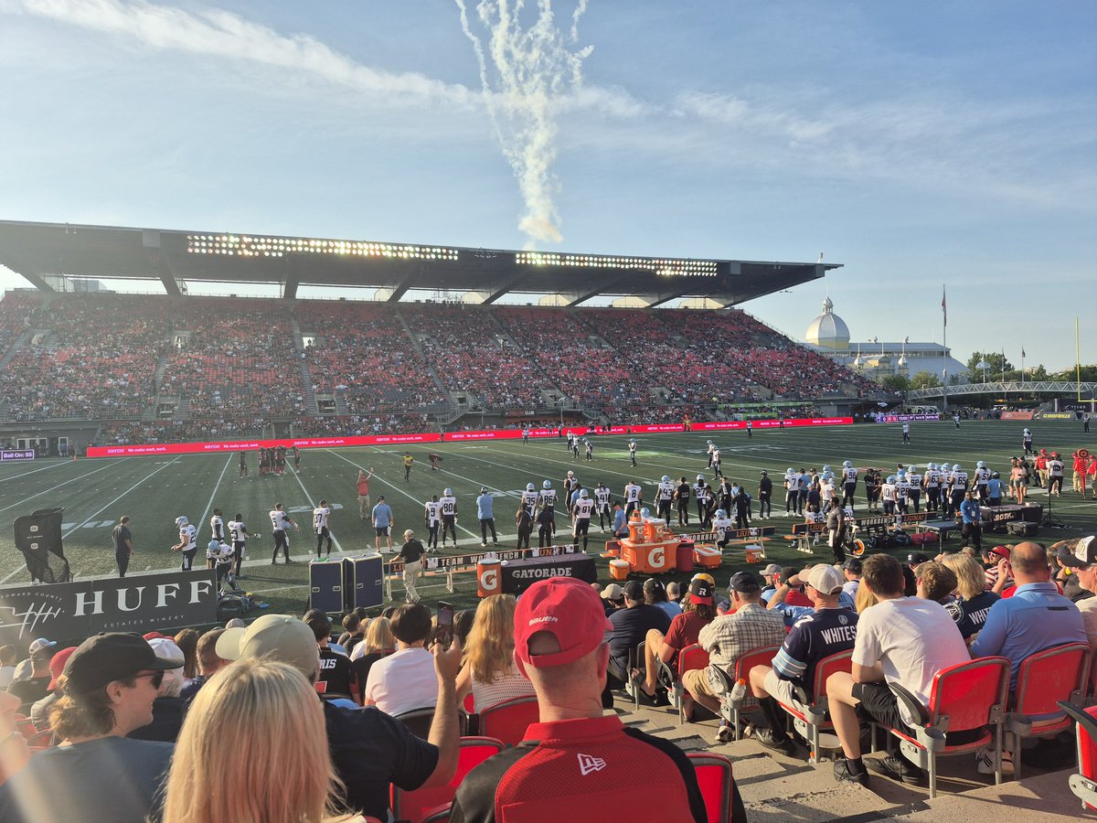djslessor11's tweet image. A beautiful night for @TorontoArgos football