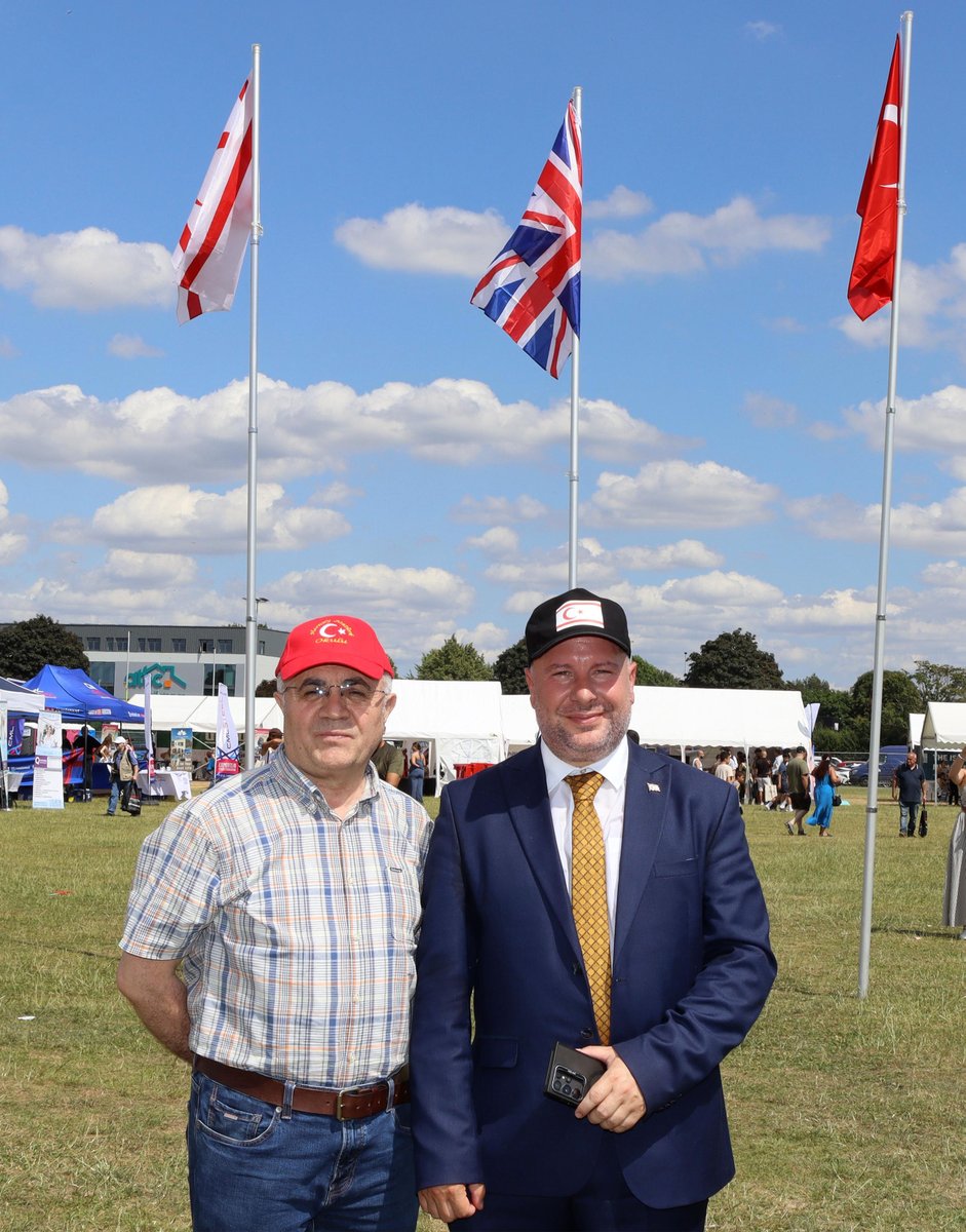 Londra’nın Enfield bölgesinde, İngiltere Kıbrıs Türk Dernekleri Konseyi tarafından sekizincisi düzenlenen Kıbrıs Türk Kültür Festivali’nde, KKTC Cumhurbaşkanı Ersin Tatar’ın Dış Basın Sorumlusu Kerem Haser kardeşimizle…